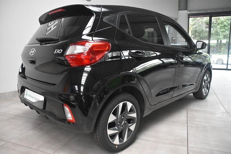 Neu Hyundai i10 Advanced 79 PS (58 kW) 2025 Schwarz metallic Kleinwagen