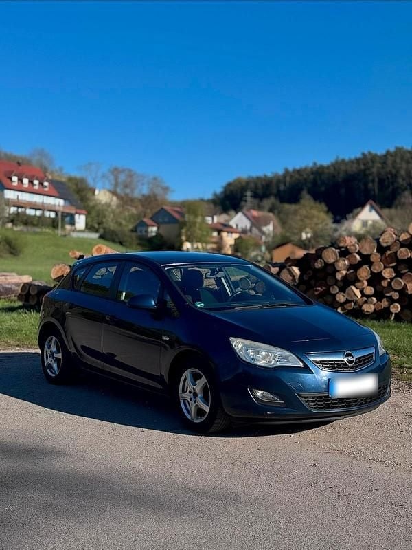 Second-hand Opel Astra 95 CP (69 kW) 2012 Albastru Hatchback