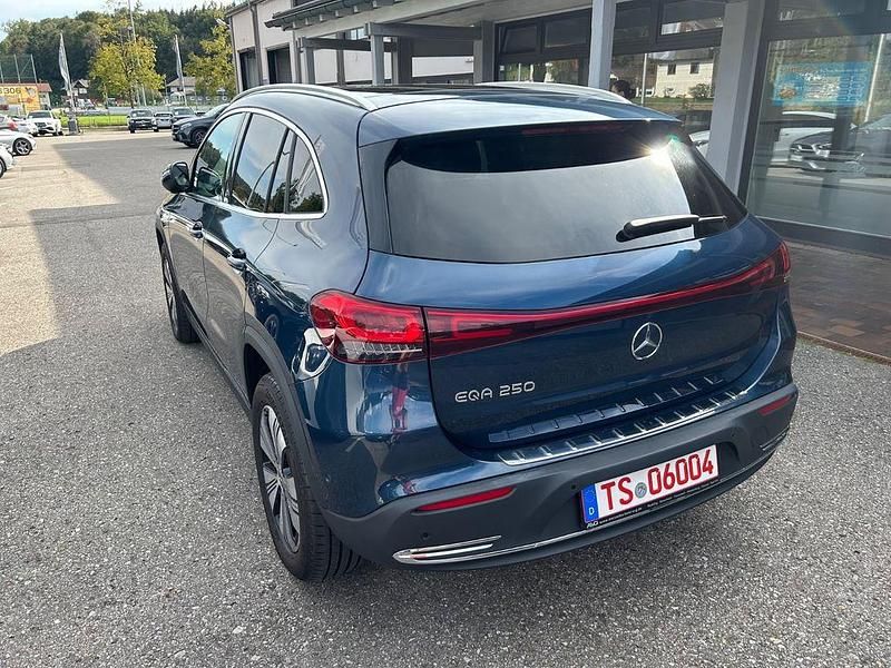 Gebraucht Mercedes EQA250 139 kW (190 PS) 2021 Blau SUV