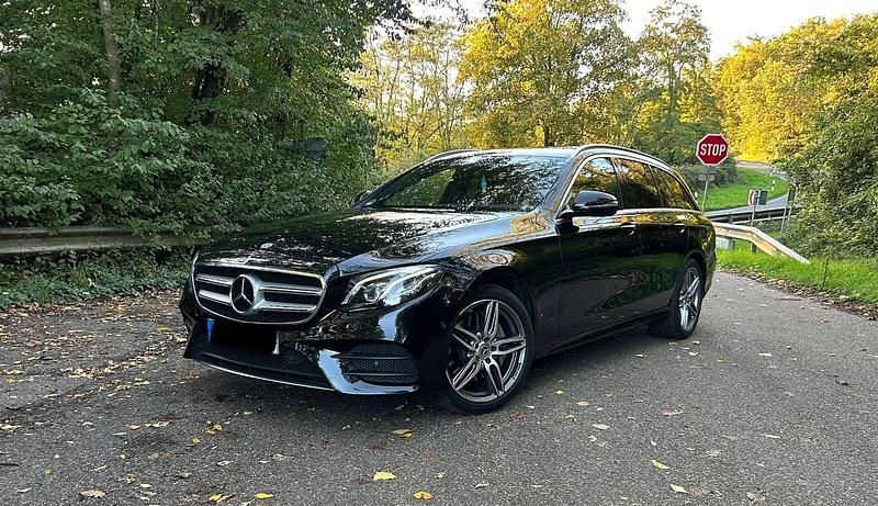 Schwarz Gebraucht 2019 Mercedes E220 AMG line Kombi | 31.500 € (Etwas zu teuer) - Bild 1/4