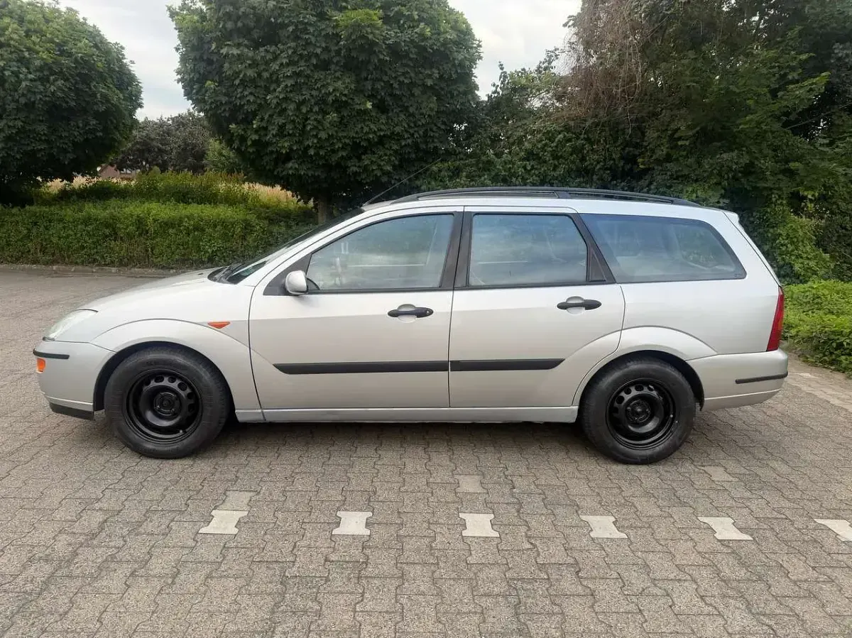Gebraucht Ford Focus Trend 116 PS (85 kW) 2000 Grau Kombi