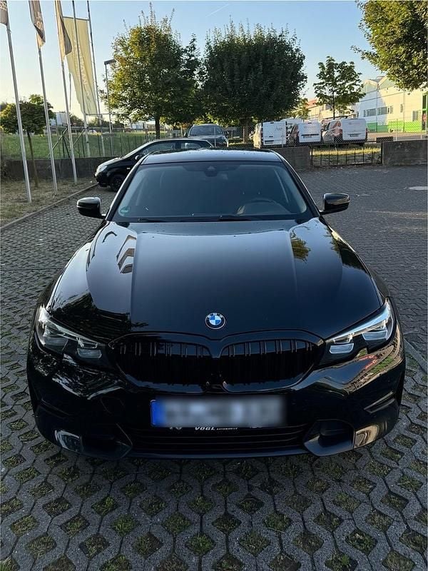 Schwarz Gebraucht 2019 BMW 330e iPerformance Limousine | 23.500 € (Etwas zu teuer) - Bild 1/4