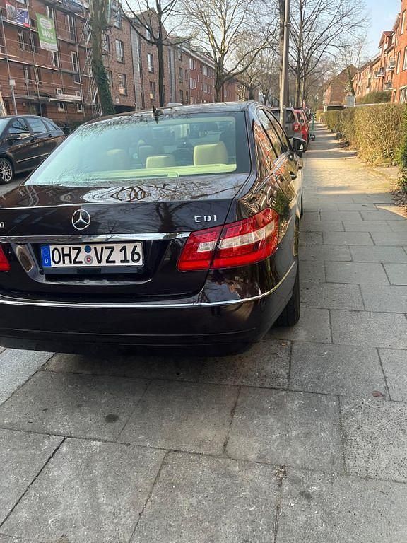 Gebraucht Mercedes E220 Avantgarde 170 PS (125 kW) 2009 Braun Limousine