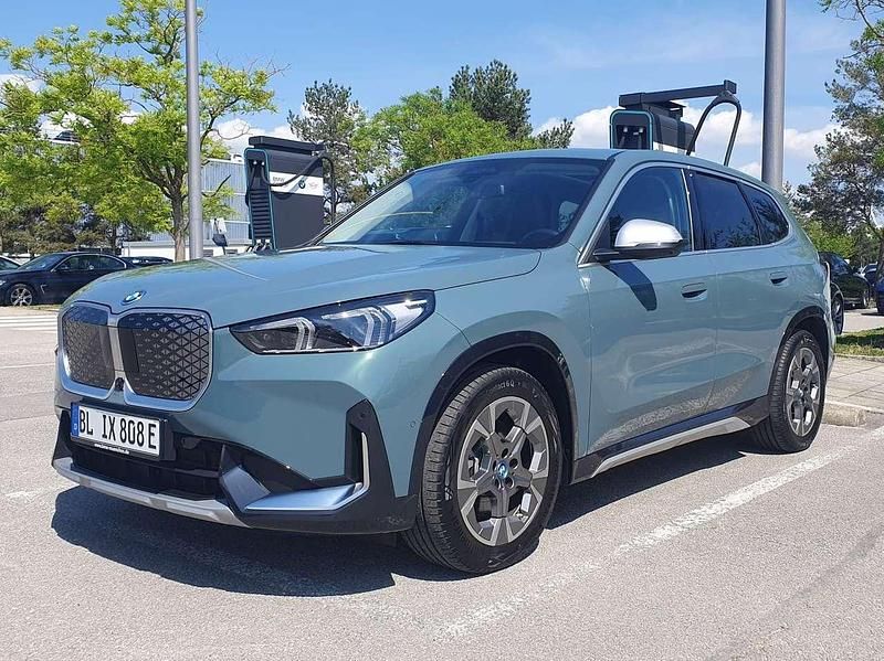 Grün Gebraucht 2024 BMW iX1 xLine SUV | 45.000 € (Etwas zu teuer) - Bild 1/4