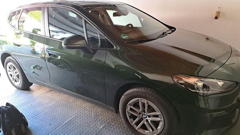 Grün Gebraucht 2023 BMW 218 Active Tourer Van / Kleinbus | 22.999 € (Superpreis) - Bild 1/4