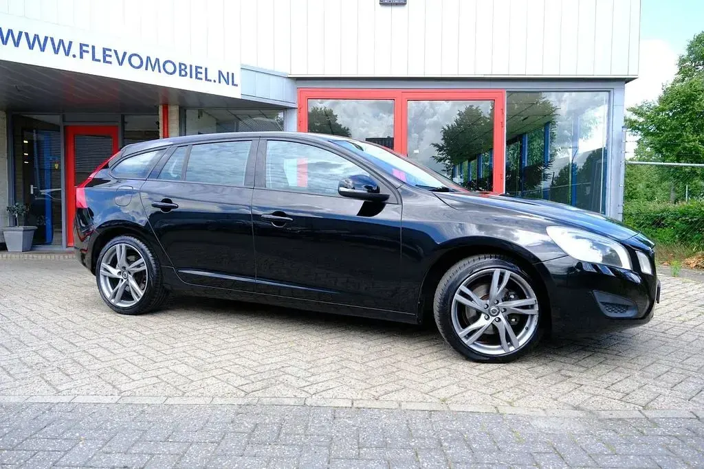 Gebraucht Volvo V60 Kinetic 150 PS (110 kW) 2011 Schwarz Kombi