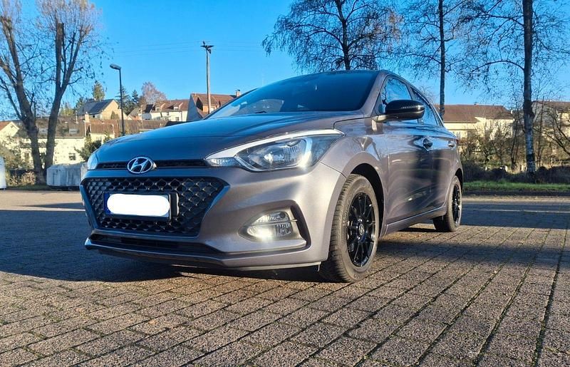 Grau Gebraucht 2020 Hyundai i20 YES! Kleinwagen | 11.350 € (Fairer Preis) - Bild 1/4
