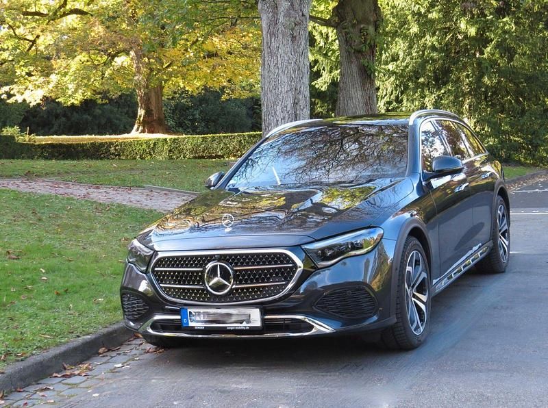 Grau Gebraucht 2024 Mercedes E450 Kombi | 88.300 € - Bild 1/4