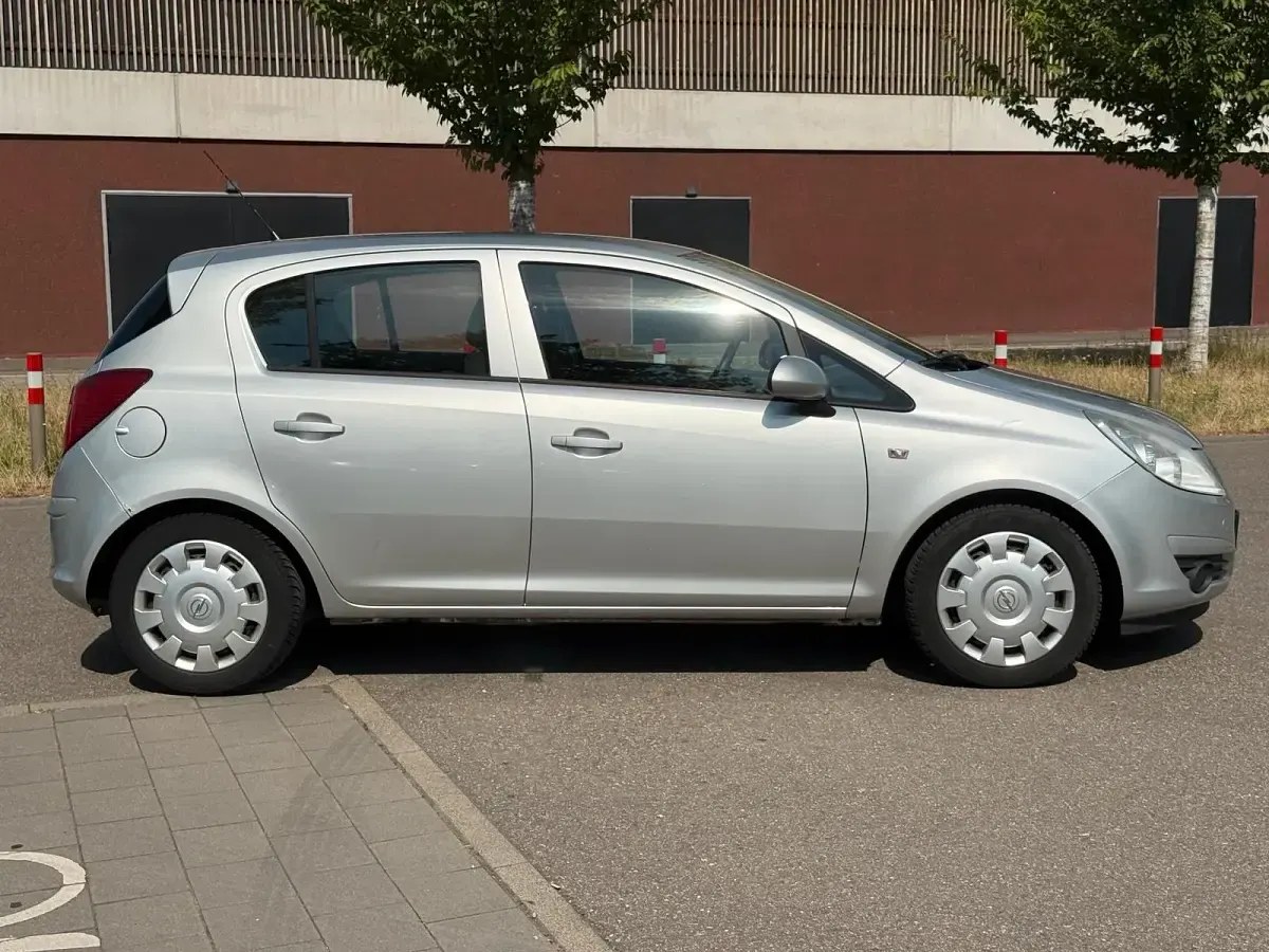 Gebraucht Opel Corsa 80 PS (58 kW) 2009 Silber Kleinwagen