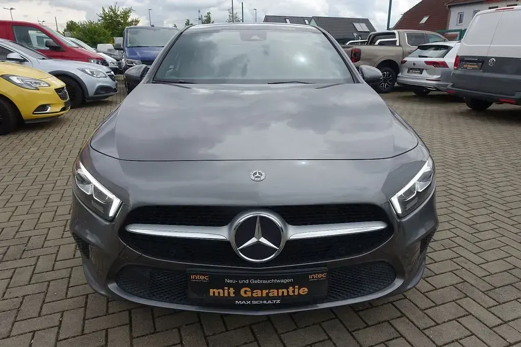 Gebraucht Mercedes A180 116 PS (85 kW) 2018 Grau Limousine