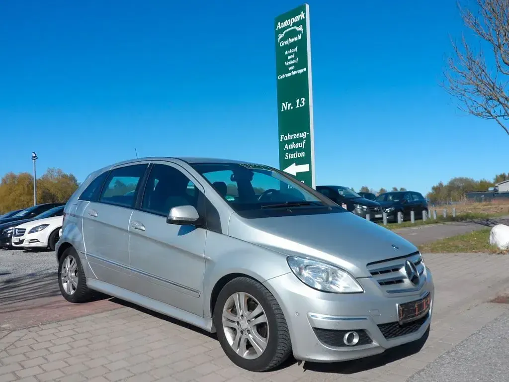 Używany Mercedes B200 140 KM (102 kW) 2011 Srebrny Minivan