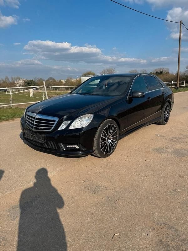 Gebraucht Mercedes E220 AMG line 170 PS (125 kW) 2011 Schwarz Limousine