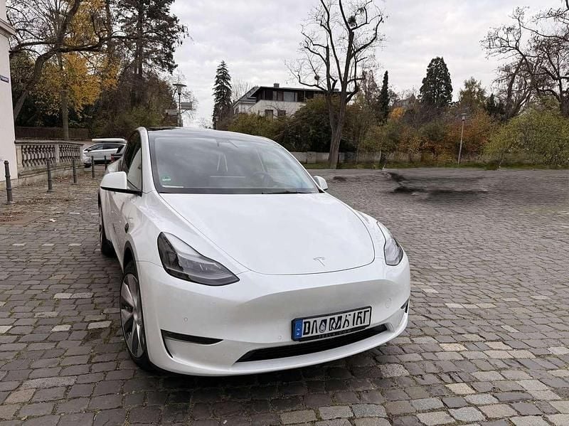 Weiß Gebraucht 2022 Tesla Model Y SUV | 29.950 € (Guter Preis) - Bild 1/4