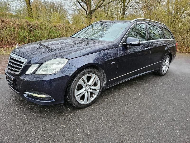 Gebraucht Mercedes E220 170 PS (125 kW) 2011 Blau Kombi
