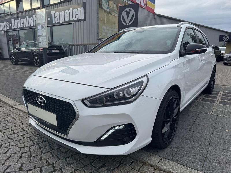 Weiß Gebraucht 2018 Hyundai i30 Passion Plus Kombi | 11.490 € (Guter Preis) - Bild 1/4
