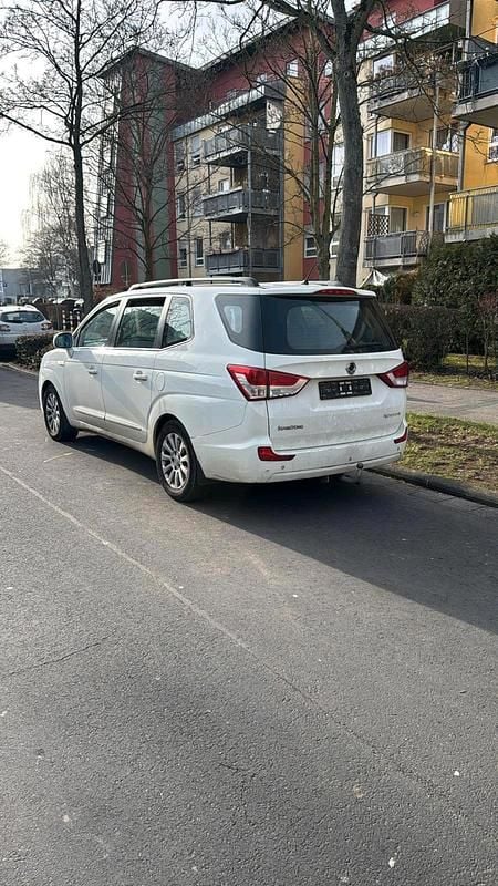 Gebraucht Ssangyong (KGM) Rodius 178 PS (130 kW) 2015 Weiß Van / Kleinbus