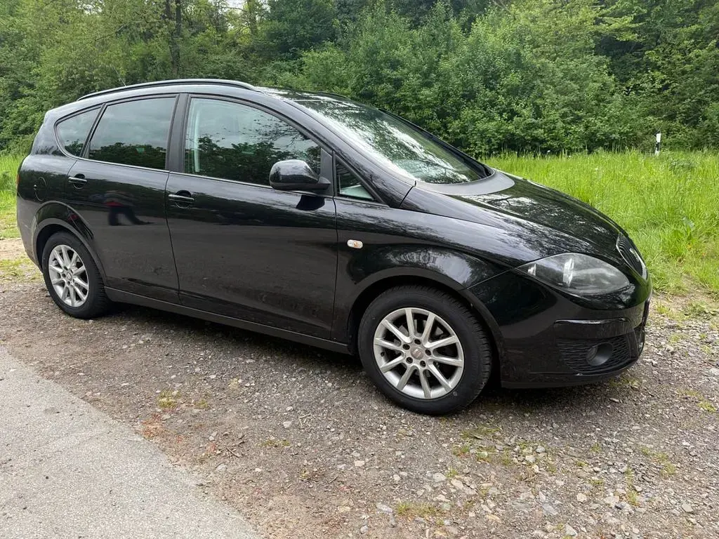 Używany Seat Altea XL 105 KM (77 kW) 2012 Czarny Minivan