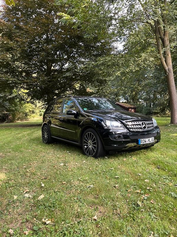Schwarz Gebraucht 2008 Mercedes ML420 Edition 1 SUV | 10.500 € (Teuer) - Bild 1/4