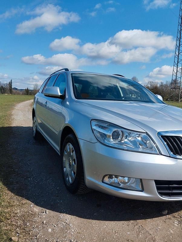 Gebraucht Skoda Octavia 122 PS (89 kW) 2011 Silber Kombi