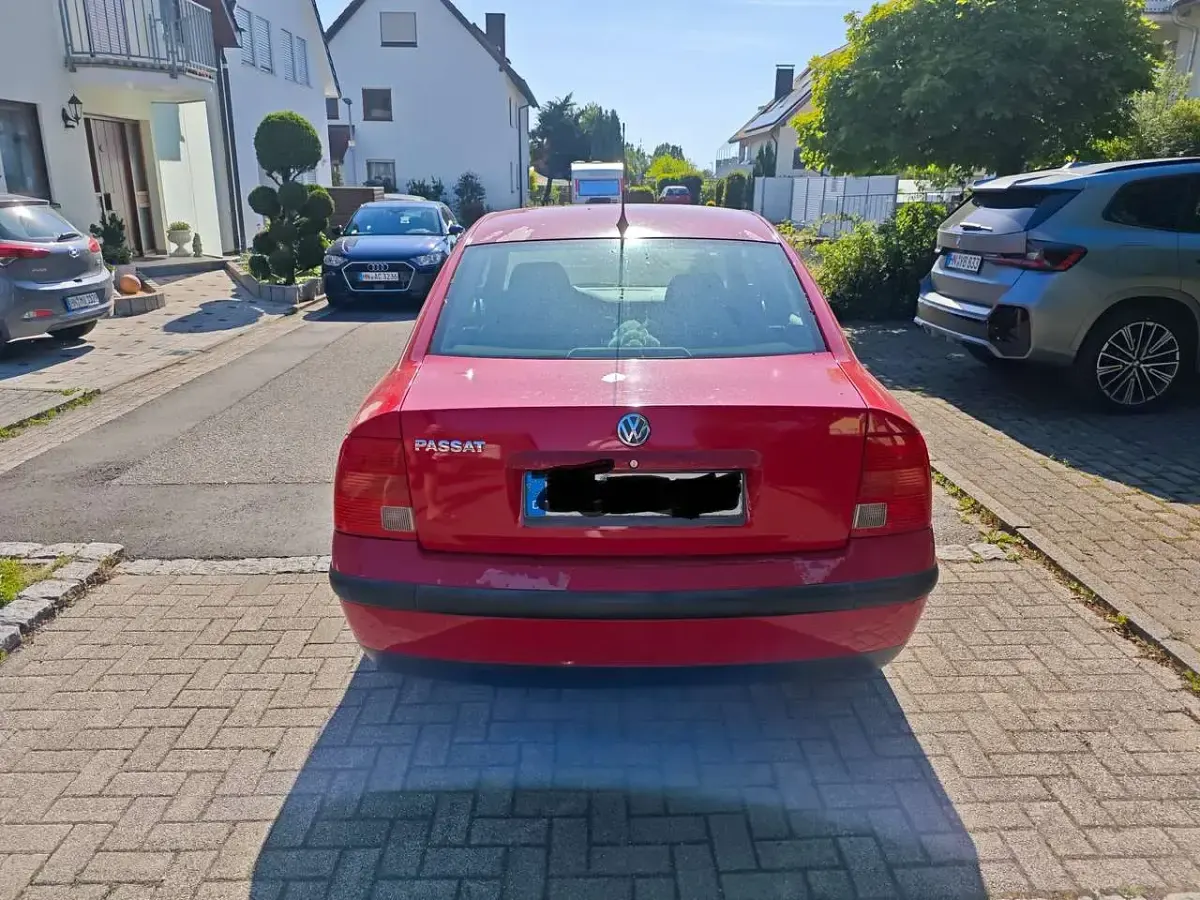 Używany VW Passat Trendline 101 KM (74 kW) 1999 Czerwony Sedan/Limuzyna