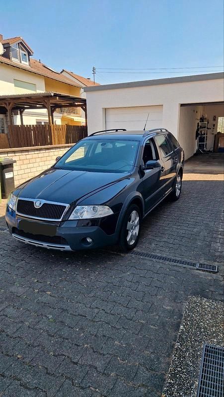 Schwarz Gebraucht 2009 Skoda Octavia Scout Kombi | 3.490 € (Fairer Preis) - Bild 1/4