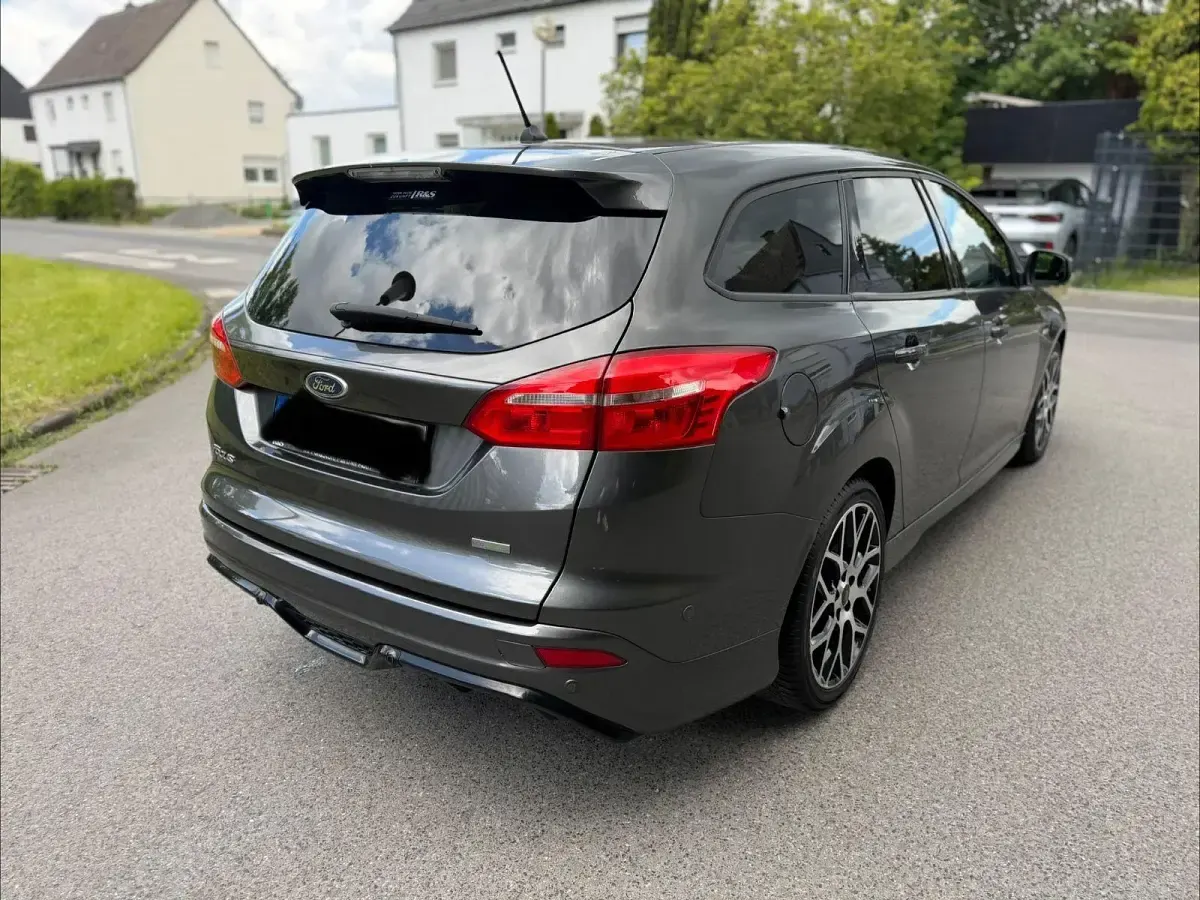 Usado Ford Focus ST-Line 140 CV (102 kW) 2018 Gris Familiar
