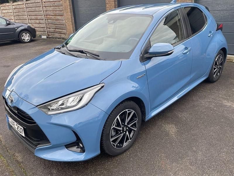 Blau Gebraucht 2021 Toyota Yaris Team Limousine | 15.900 € (Guter Preis) - Bild 1/4