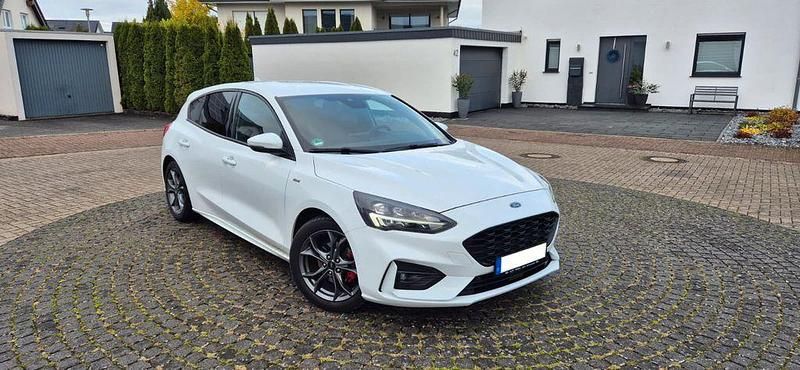 Weiß Gebraucht 2019 Ford Focus ST-Line Limousine | 13.700 € (Guter Preis) - Bild 1/4