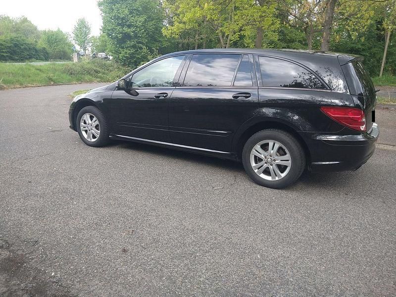 Schwarz Gebraucht 2009 Mercedes R300 Van / Kleinbus | 7.990 € (Etwas zu teuer) - Bild 1/4