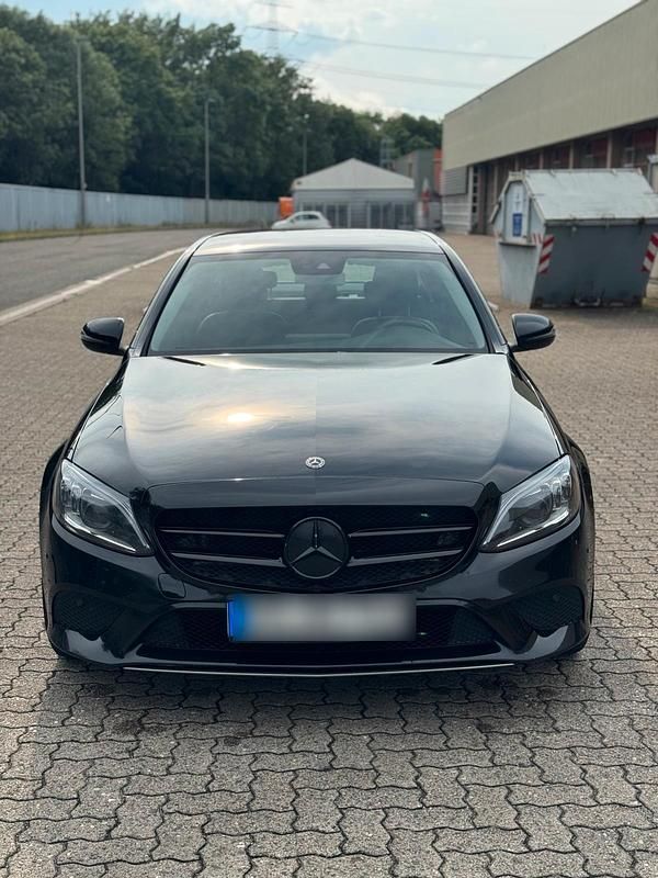 Schwarz Gebraucht 2019 Mercedes C220 AMG line Limousine | 20.500 € (Teuer) - Bild 1/4