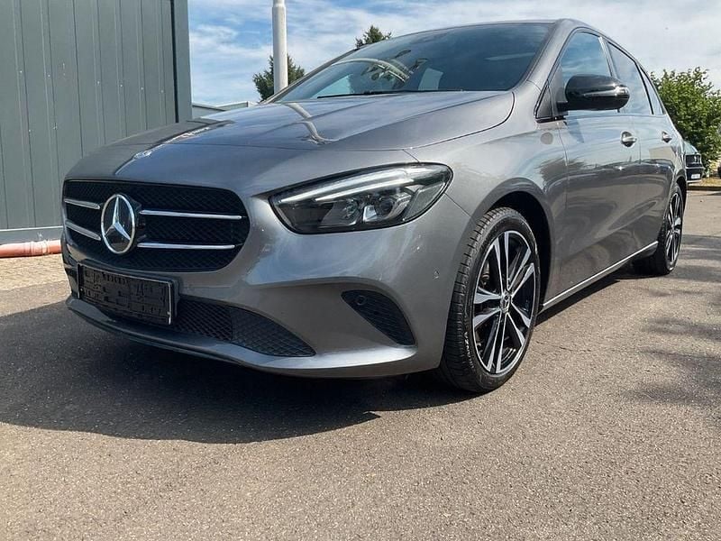 Grau Gebraucht 2019 Mercedes B200 Van / Kleinbus | 17.600 € (Superpreis) - Bild 1/4