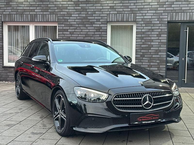 Schwarz Gebraucht 2021 Mercedes E220 Avantgarde Limousine | 35.799 € (Etwas zu teuer) - Bild 1/4