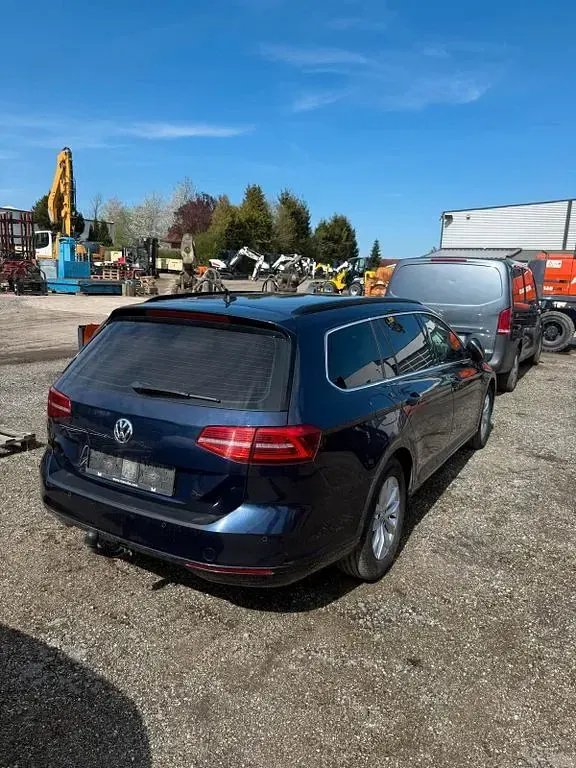 Second-hand VW Passat Comfortline 150 CP (110 kW) 2017 Albastru Break