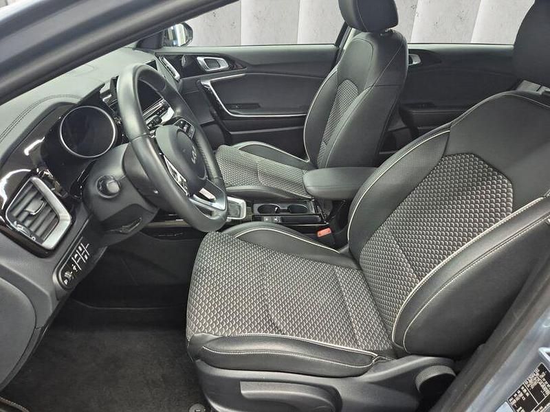 Gebraucht Kia Ceed Vision 120 PS (88 kW) 2023 (css) lunar silver m Kleinwagen