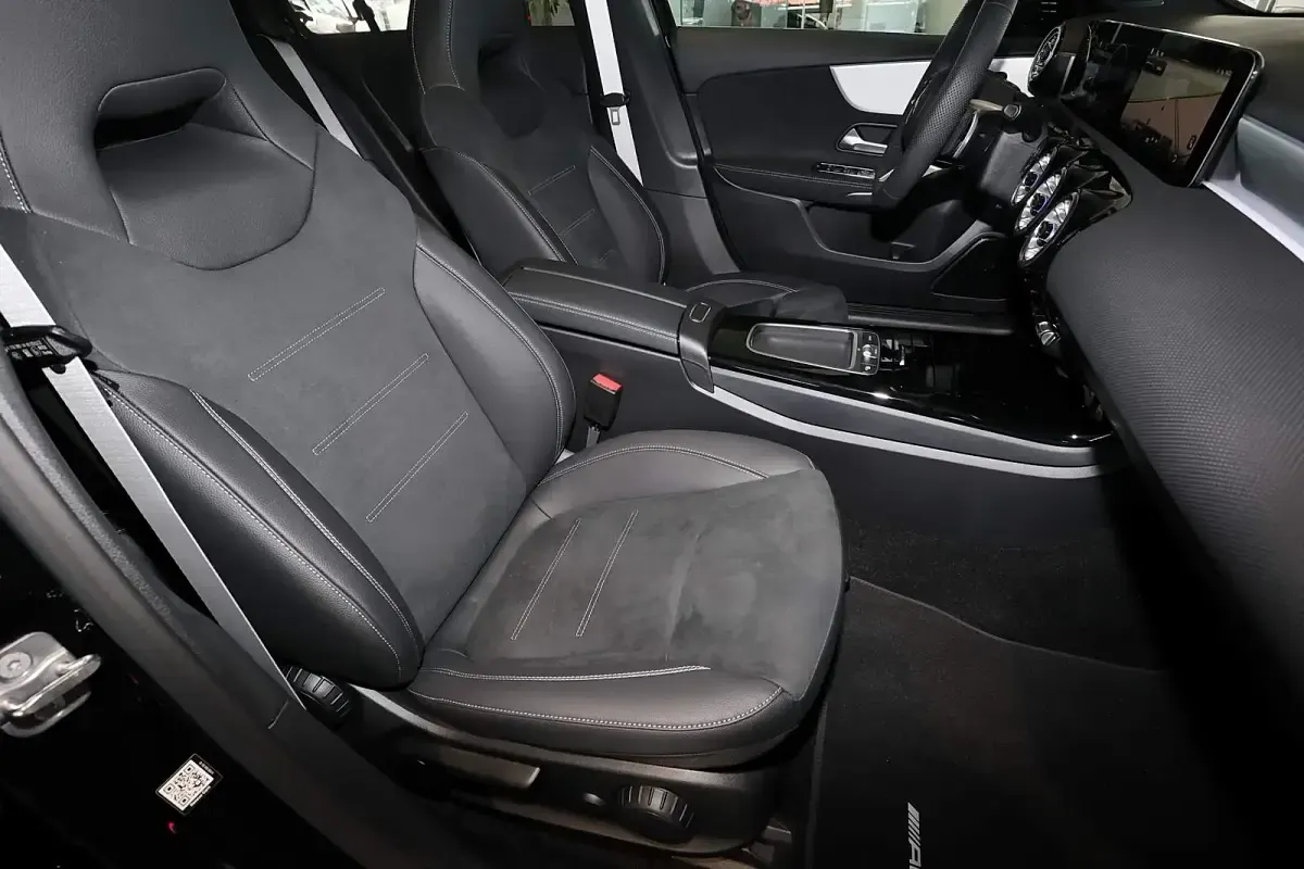 Gebraucht Mercedes A180 Edition 136 PS (100 kW) 2026 Metalliclack kosmosschwarz Limousine