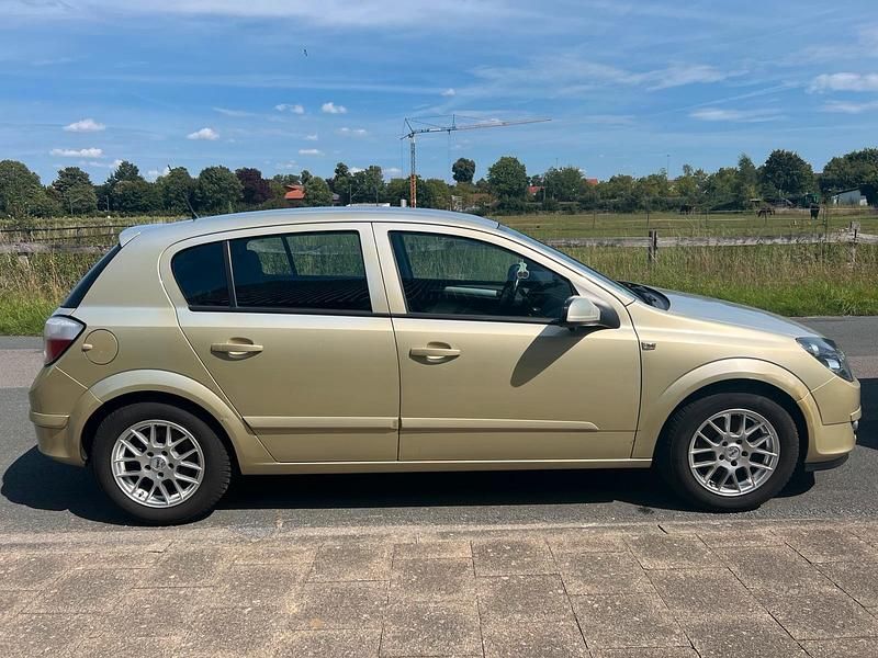Gelb Gebraucht 2004 Opel Astra Kleinwagen | 1.800 € (Fairer Preis) - Bild 1/4