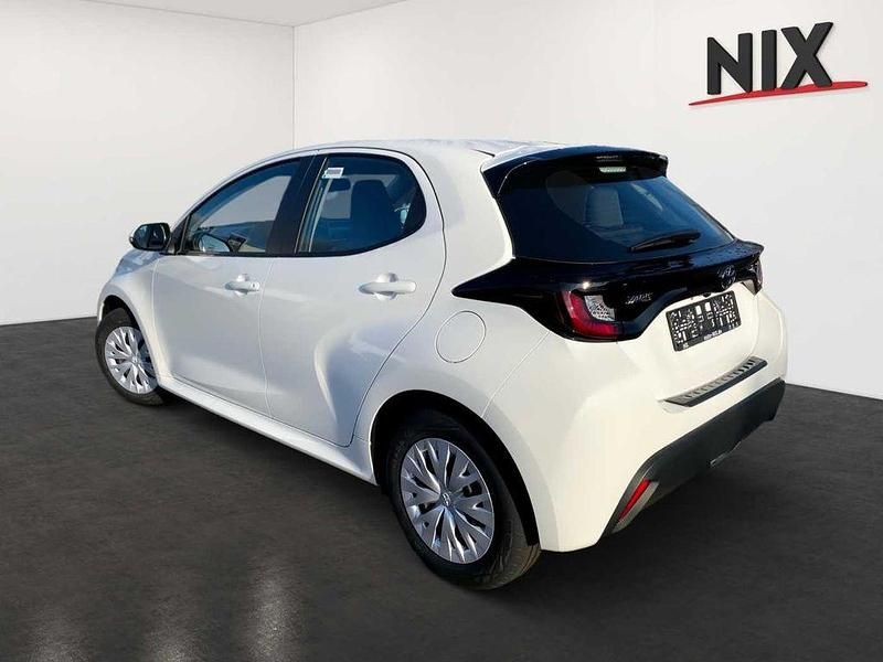Neu Toyota Yaris Hybrid Comfort 116 PS (85 kW) 2025 Weiß Limousine