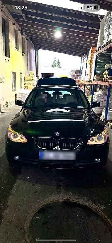 Grün Gebraucht 2004 BMW 520 Limousine | 8.700 € - Bild 1/4