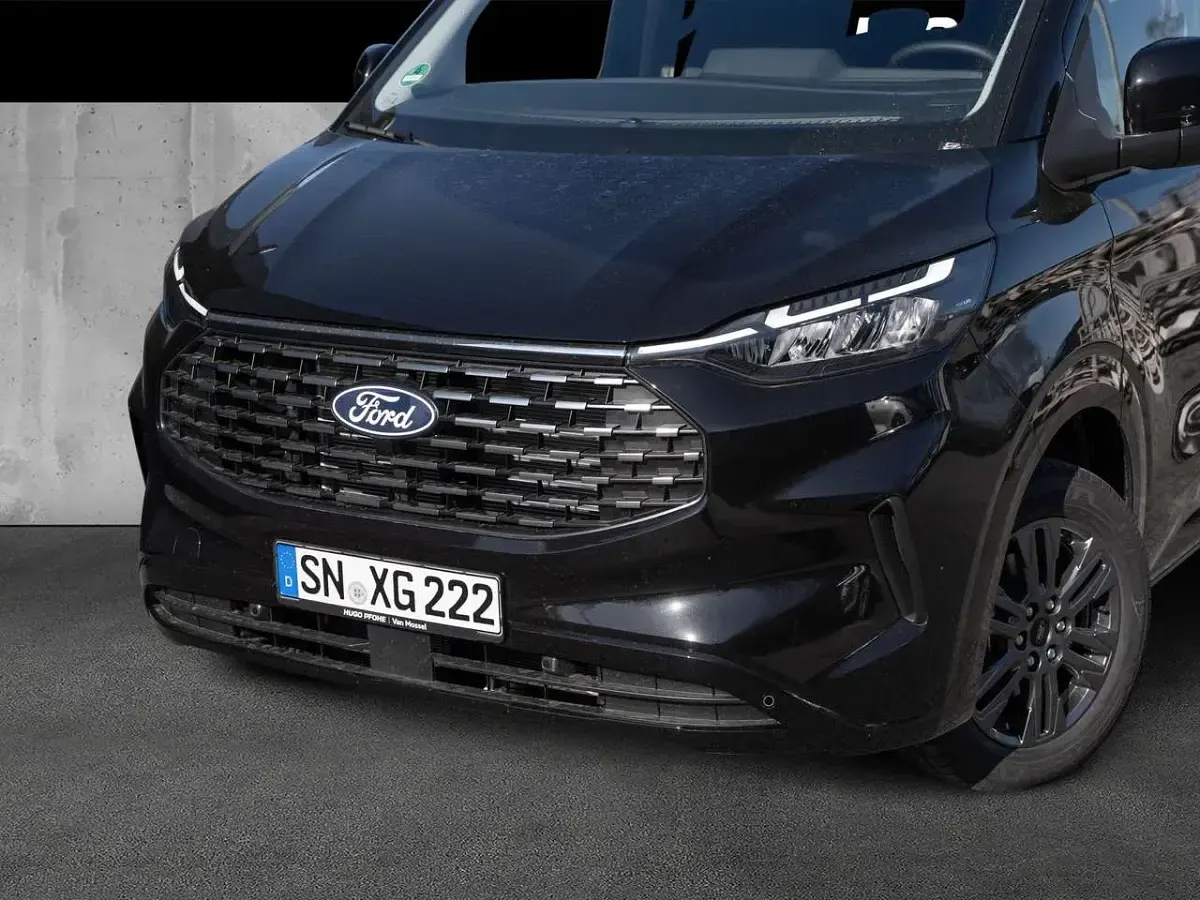 Gebraucht Ford Tourneo Custom Titanium 170 PS (125 kW) 2026 Agate black metallic Van