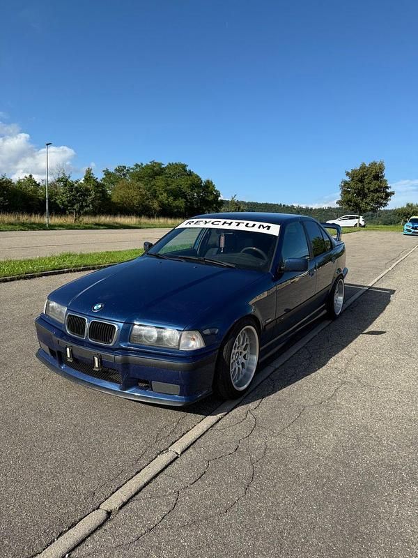 Blau Gebraucht 1997 BMW 320 M Sport Limousine | 7.000 € (Fairer Preis) - Bild 1/4