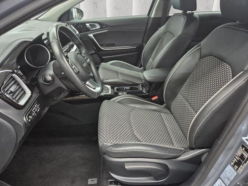 Gebraucht Kia Ceed Vision 120 PS (88 kW) 2023 (css) lunar silver m (metallisch silber) Kleinwagen