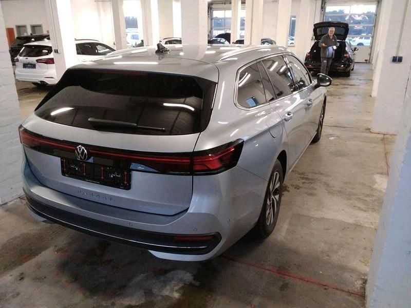 Gebraucht VW Passat Business 150 PS (110 kW) 2024 Oyster silver Kombi