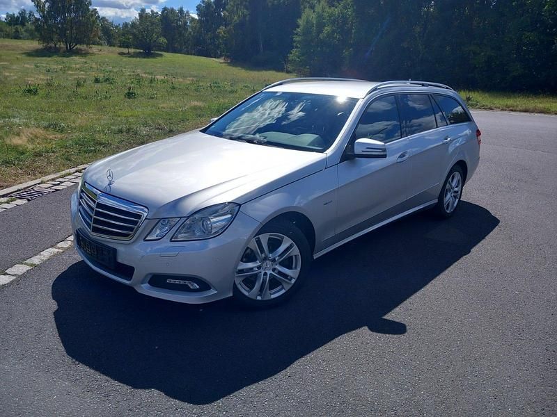 Silber Gebraucht 2010 Mercedes E200 Avantgarde Kombi | 10.500 € (Etwas zu teuer) - Bild 1/4