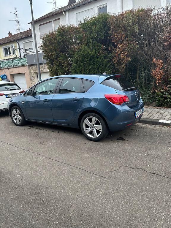 Gebraucht Opel Astra Edition 140 PS (102 kW) 2015 Blau Limousine