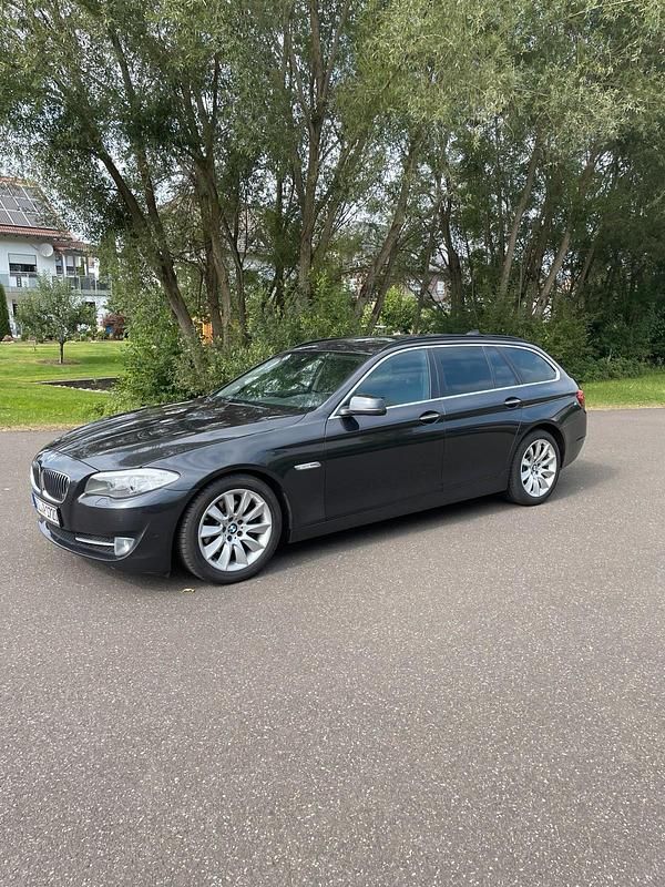 Schwarz Gebraucht 2013 BMW 520 Kombi | 7.900 € (Superpreis) - Bild 1/4