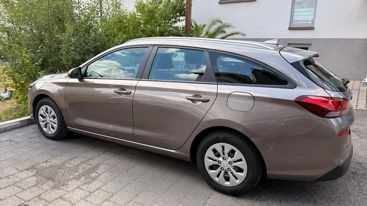 Gebraucht Hyundai i30 Pure 110 PS (80 kW) 2021 Braun Limousine