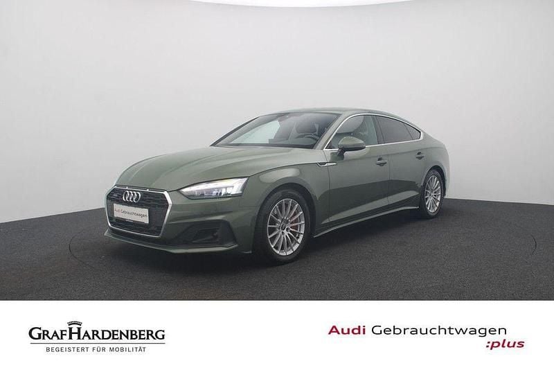 Distriktgrün metallic Gebraucht 2023 Audi A5 Sportback Ambiente Limousine | 34.880 € (Superpreis) - Bild 1/4