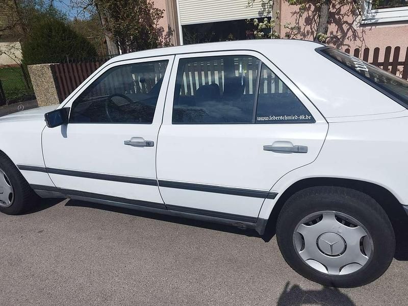 Gebraucht Mercedes E230 132 PS (97 kW) 1988 Weiß Limousine