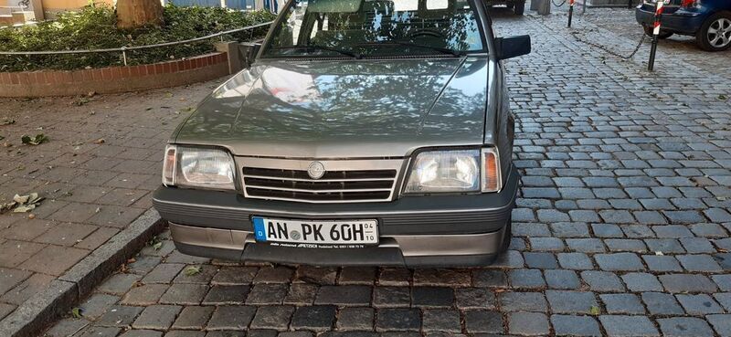 Grau Gebraucht 1988 Opel Ascona Limousine | 3.850 € - Bild 1/4
