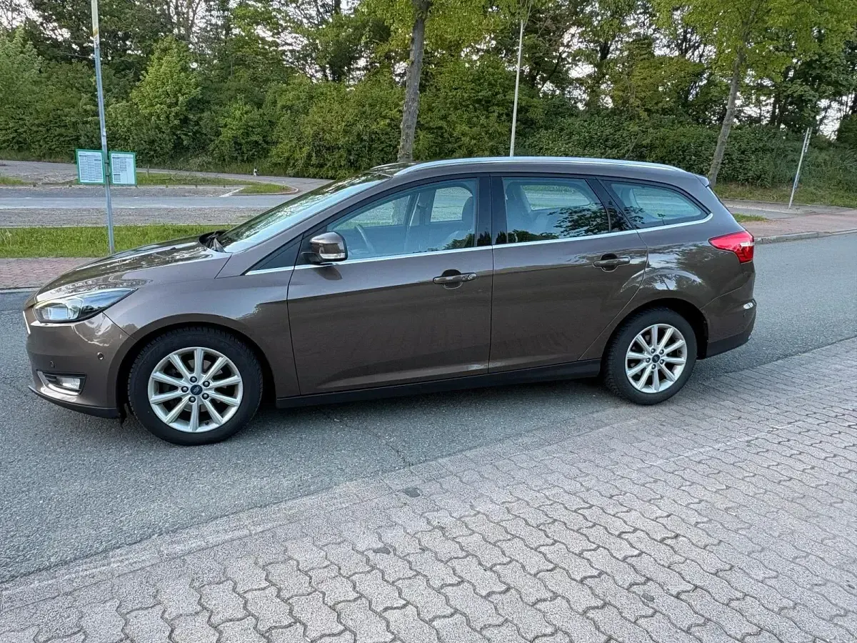 Używany Ford Focus Titanium 120 KM (88 kW) 2017 Brązowy Kombi